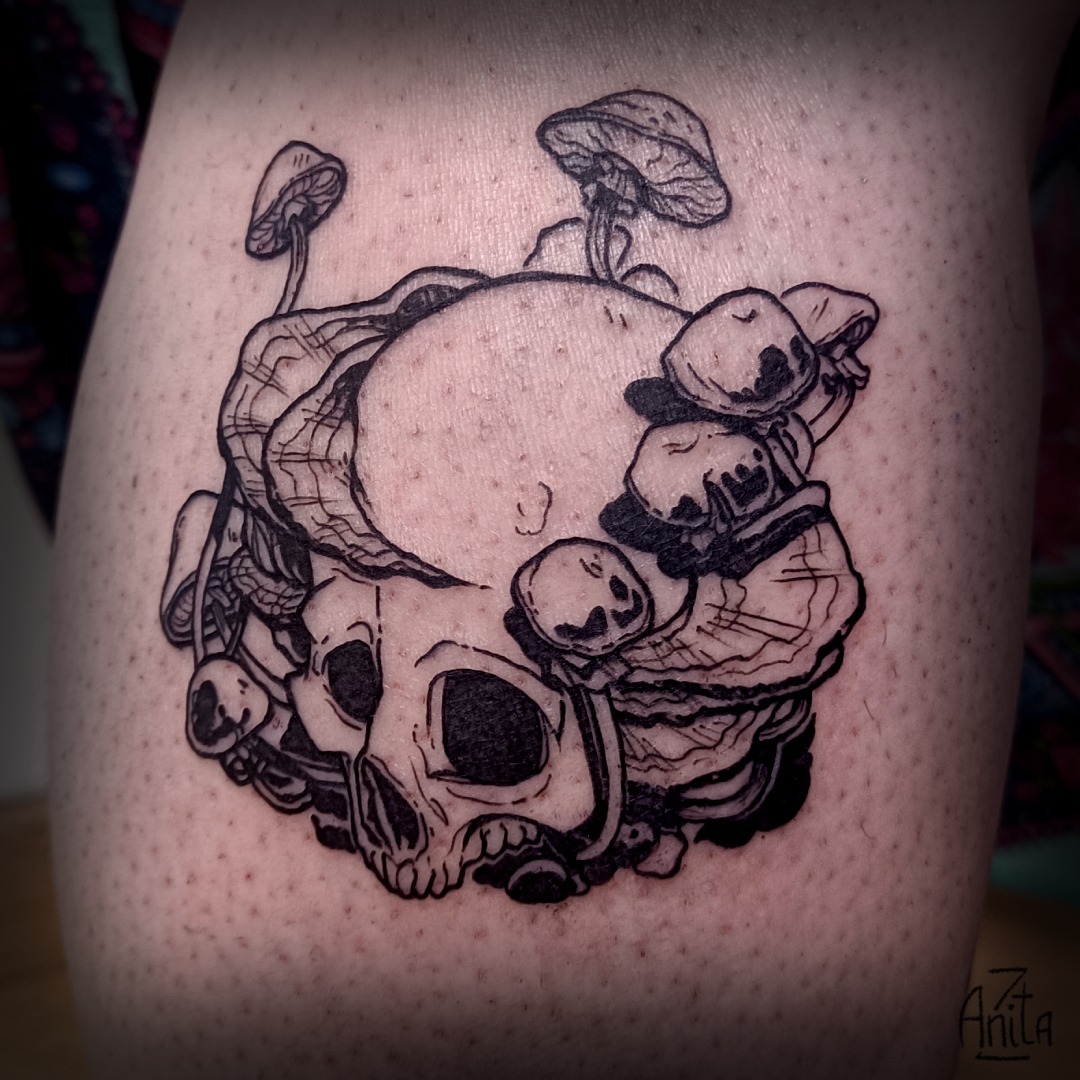 Tatuaggio horror fineline teschio e funghi