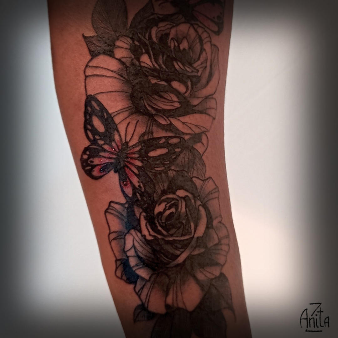 Tatuaggio rose e farfalle per donna su avambraccio cover up