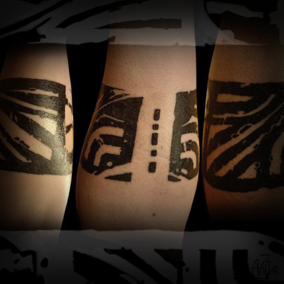 Tatuaggio tribale su braccio per uomo