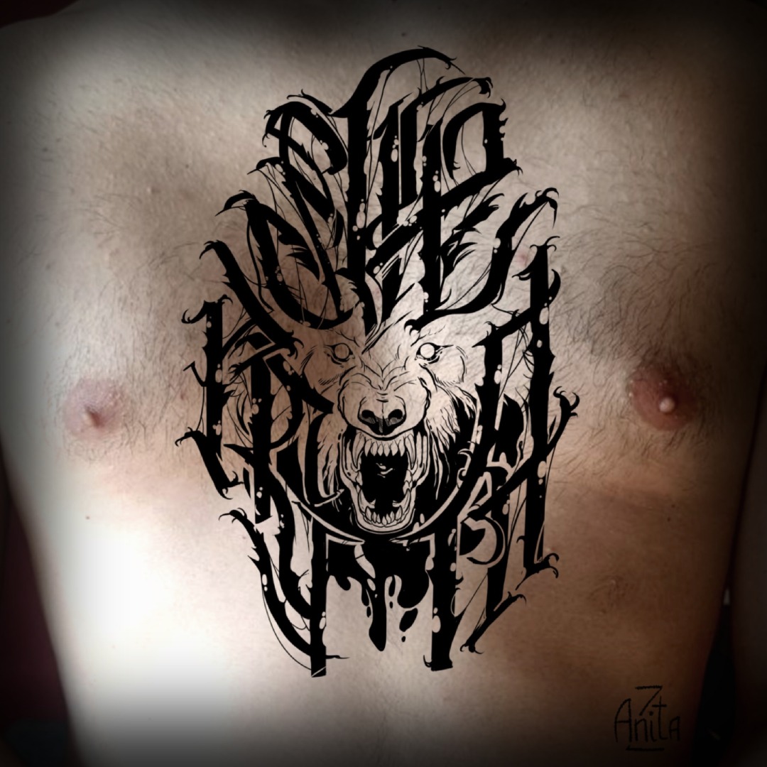 Tatuaggio dark lettering strenght con lupo su petto